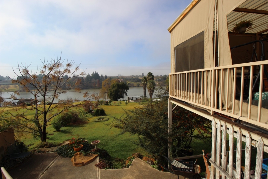 4 Bedroom Property for Sale in Lake Deneysville Free State